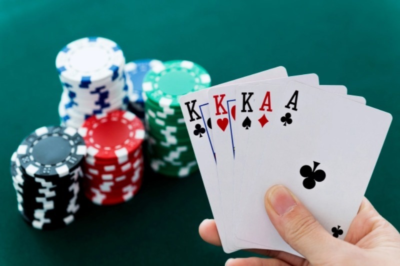 Cách chơi poker là bỏ bài đúng thời điểm 